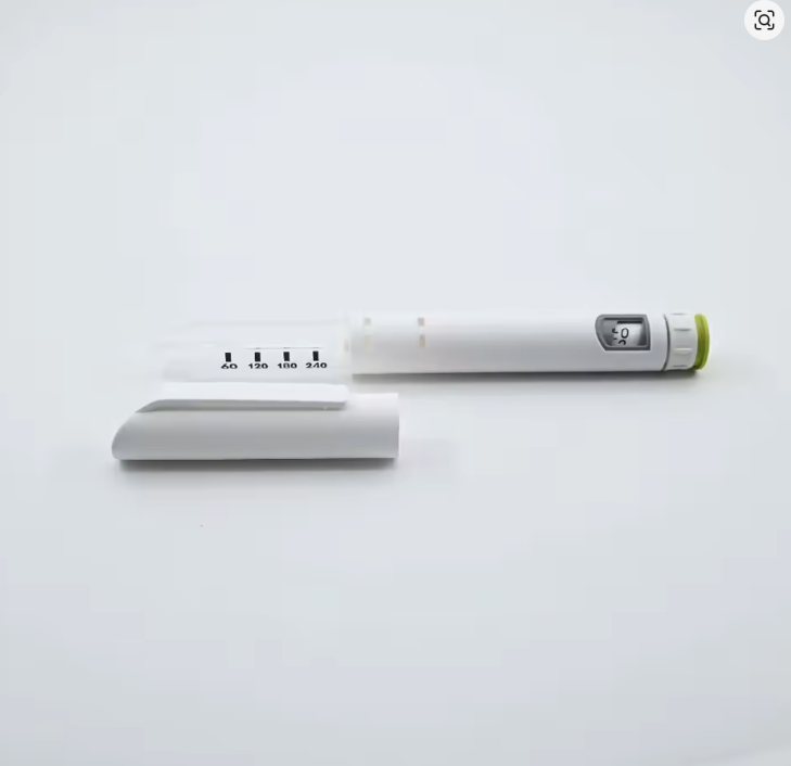 Pluma de insulina desechable horizontal con su tapa retirada al lado, cuerpo blanco con botón verde claro