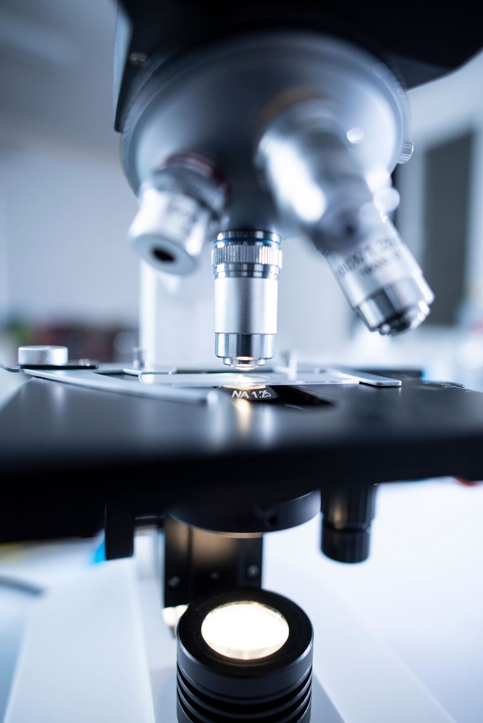 Microscopio de laboratorio en primer plano sobre fondo oscuro