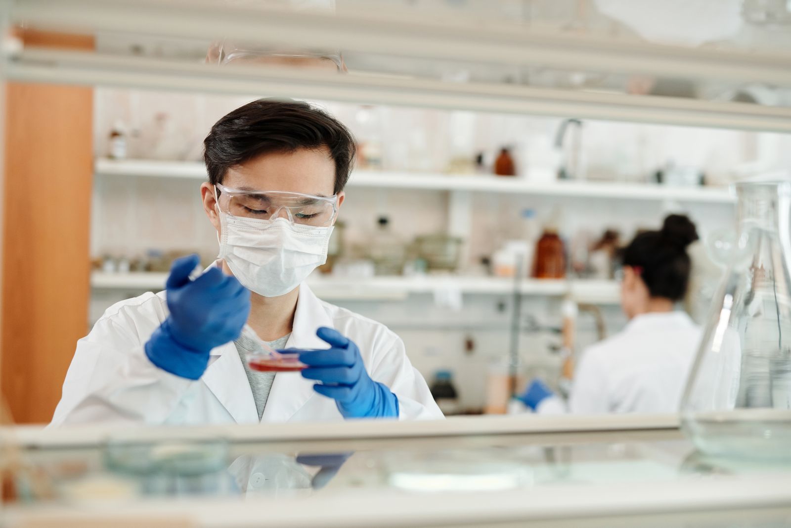 Material y disolventes en banco de laboratorio para reconstitución de investigación