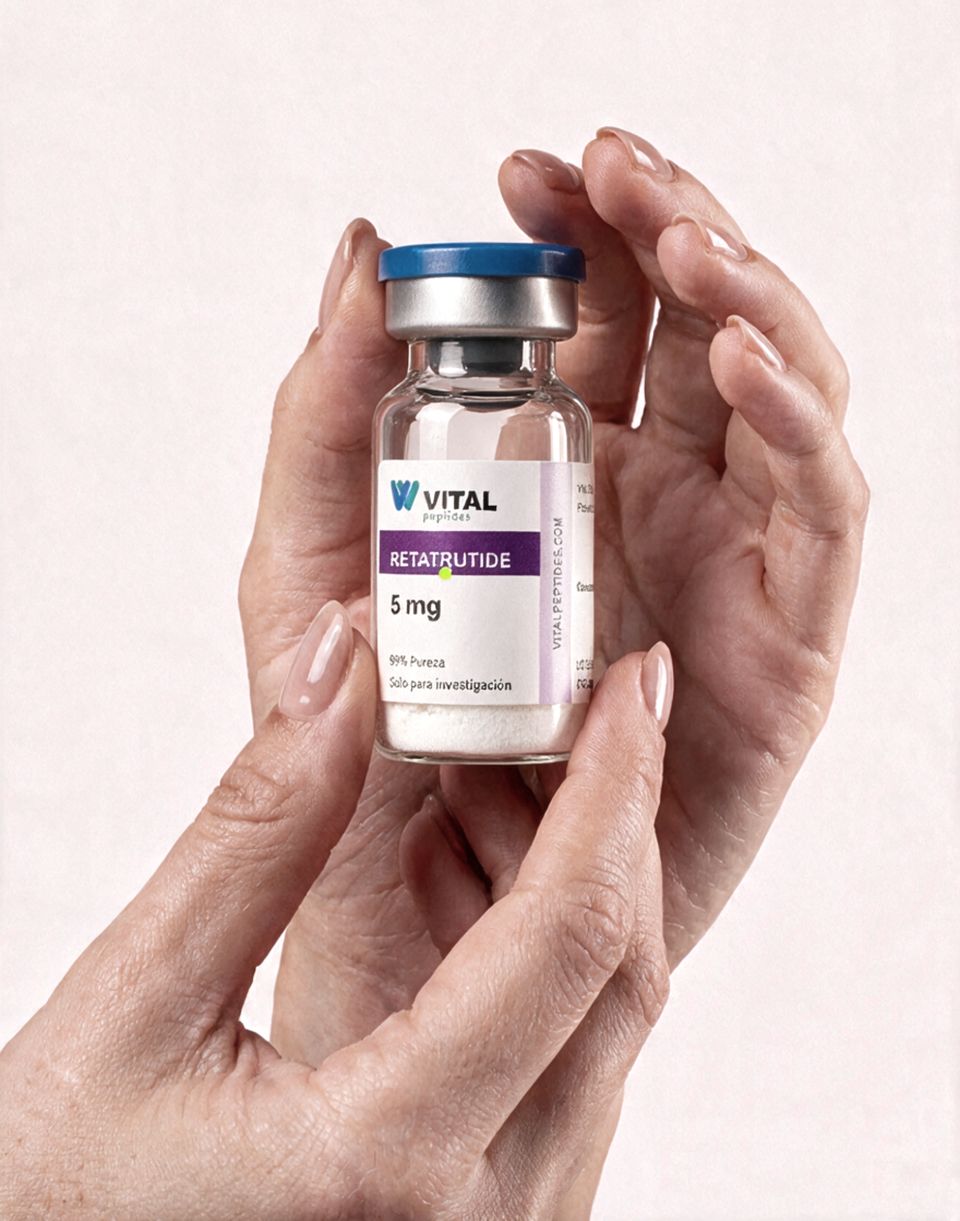 Vial de Retatrutide 5 mg de VitalPeptides sostenido entre dos manos